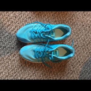 Woman’s Nike Air Relentless 6 Size 9 (like new)